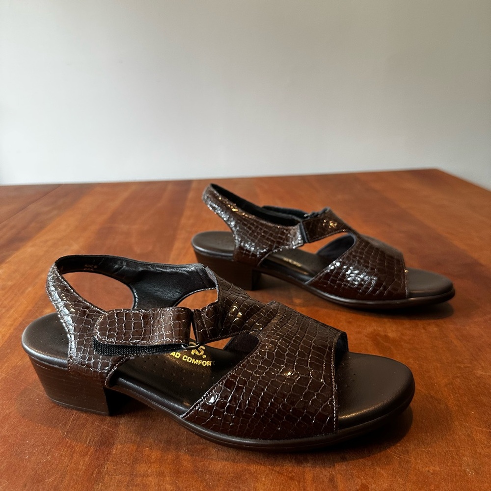Suntimer Heel Strap Sandal SAS size 9M